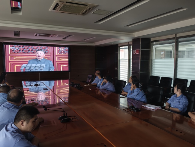 公司党总支组织在家的党员集中收看留想中国人民抗日战争 暨世界反法西斯战争成功80周年大会电视直播